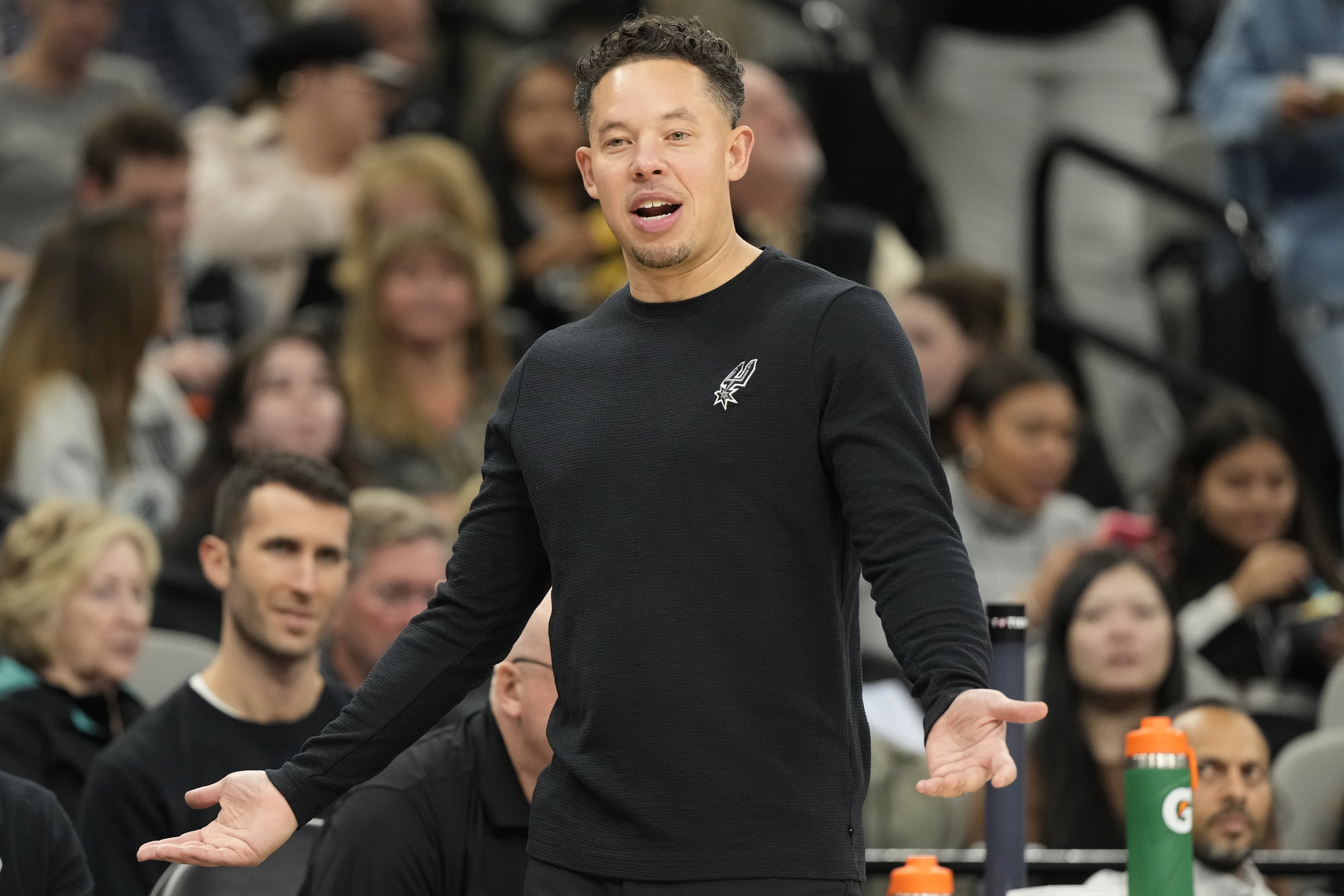 半岛体育官网入口-米奇:到赛季这阶段 球队以及整个联盟在身体上和心理上都很疲惫