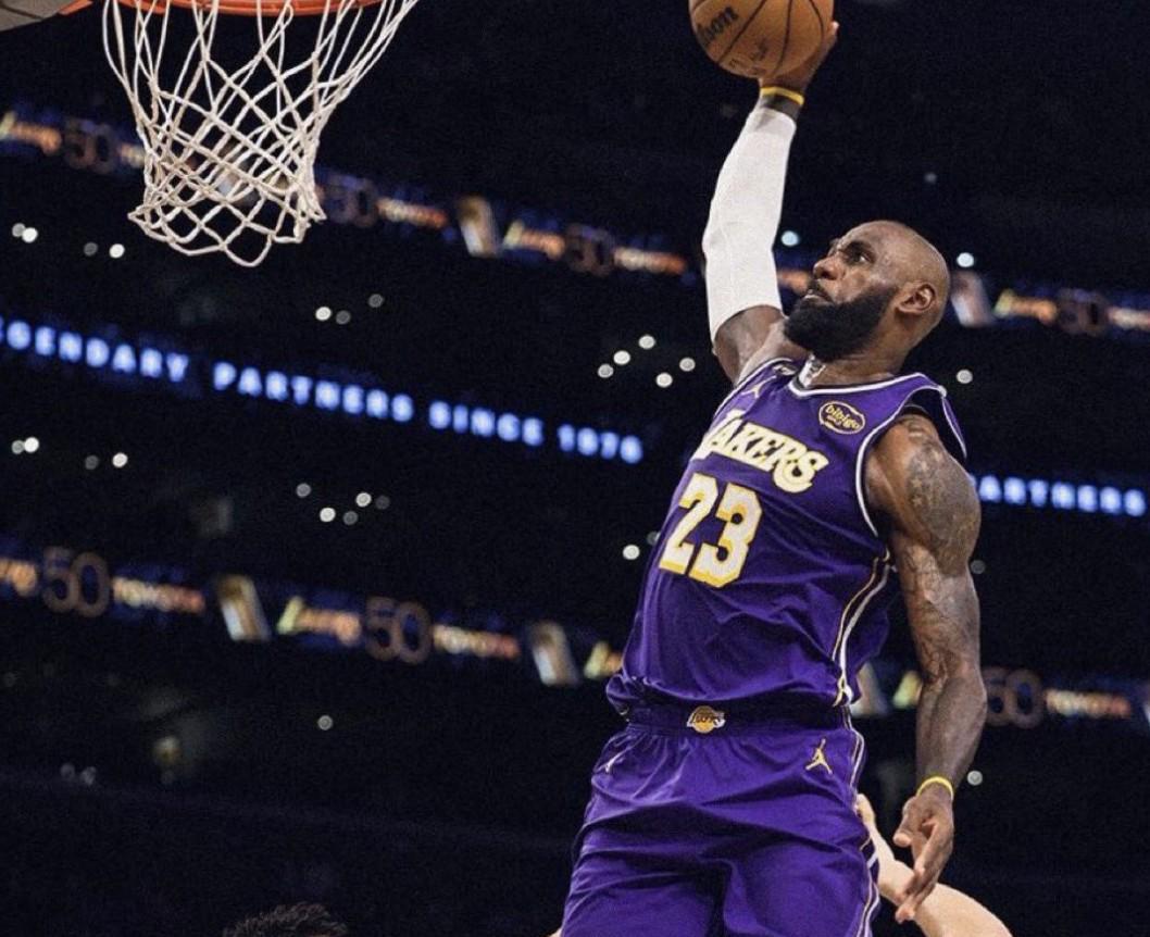 半岛体育官网入口-超越斯托克顿,詹姆斯成为NBA历史单场助攻上双的最年长球员